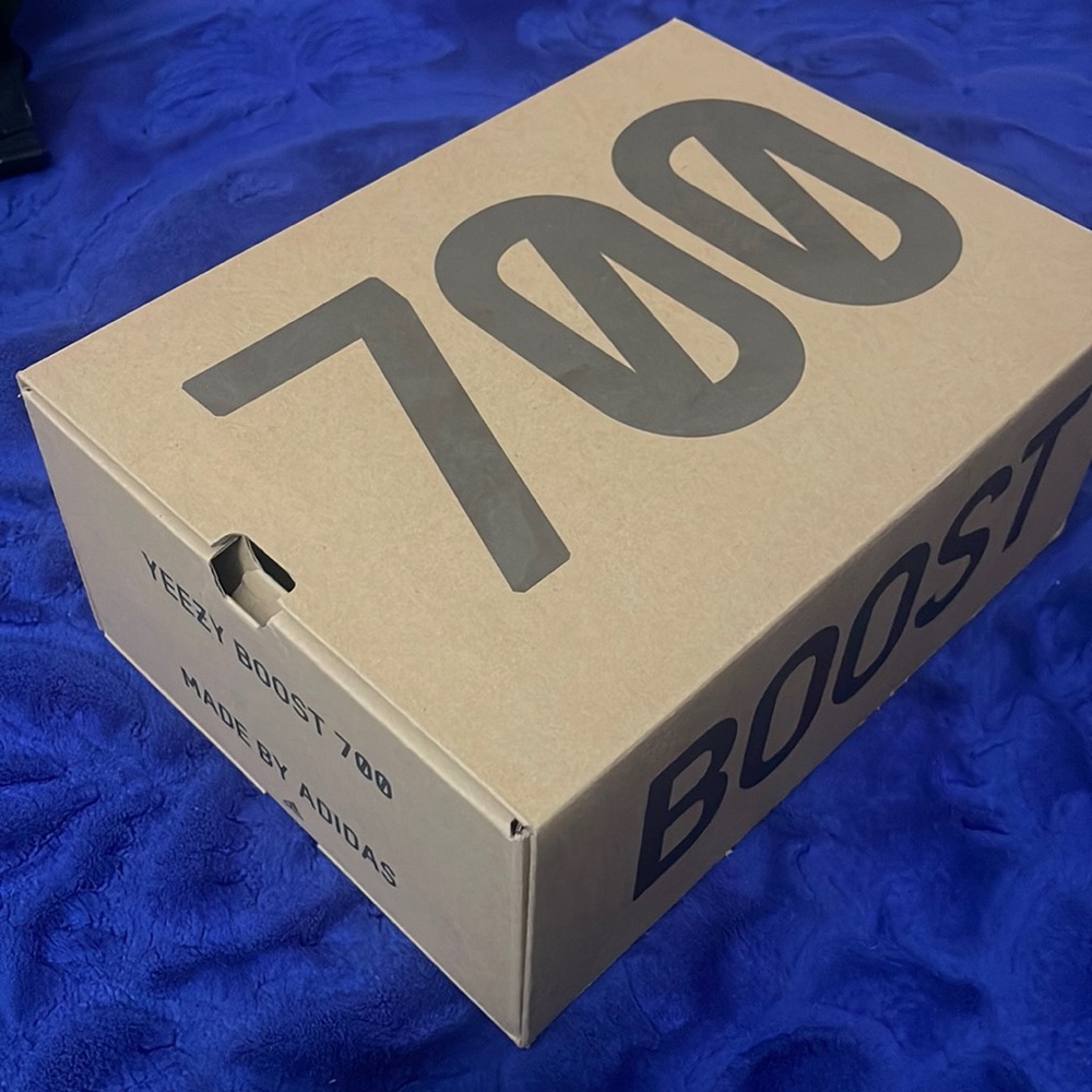 Yeezy Boost 700 - Picture 1 of 2
